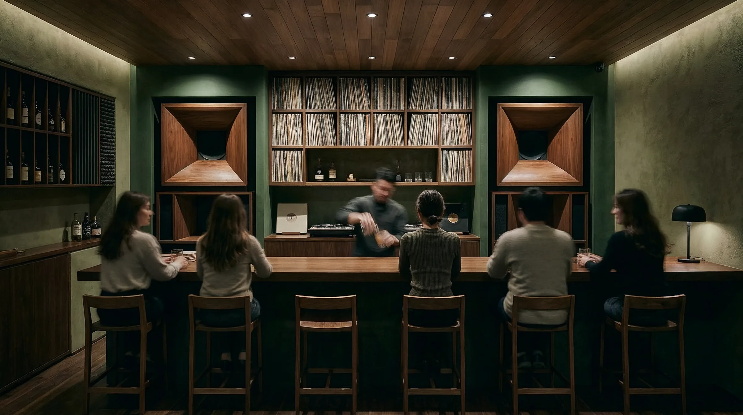 Sala de escucha residencial de Nexora Acústica en CDMX con techo de nogal, mueble central de discos y monitores integrados